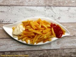 Pommes-frites-mit-Ketchup-und-Mayonnaise-klein